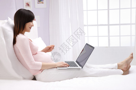 金融投资新方向孕妇使用笔记本电脑背景