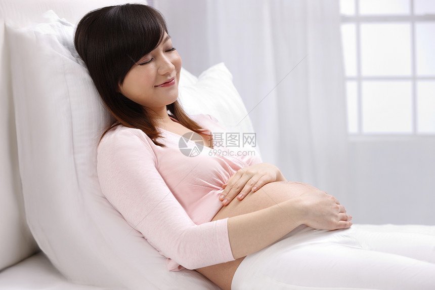 安全时尚身体保养孕妇躺在床上休息图片