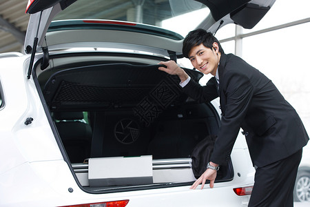 高档白色水平构图机动车青年男人汽车销售人员背景
