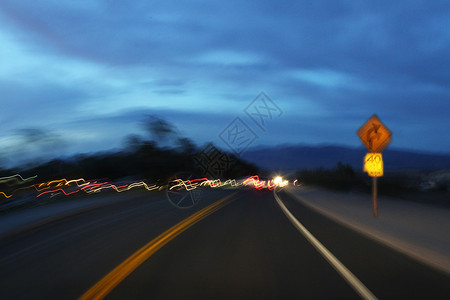 交通交通工具弯曲的道路高清图片