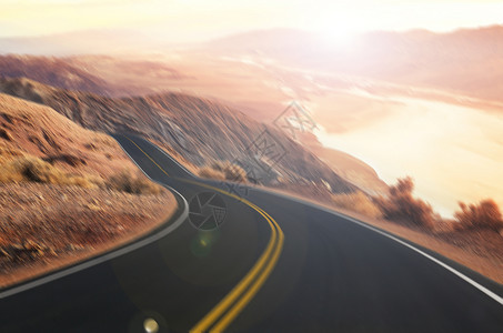 乡村道路雾风景前进的道路冒险道路背景