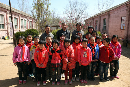 智慧房屋乡村小学生和老师在教室外背景
