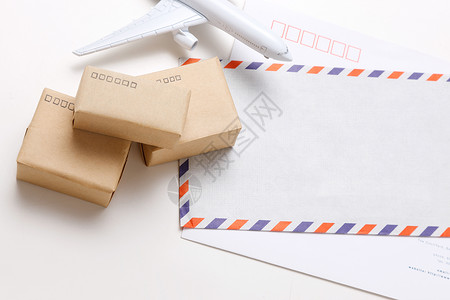 邮政航空运八信封和物流箱静物表达航空货运背景