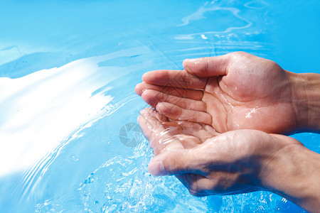 蓝色喷溅效果光效果手势男人手和水背景