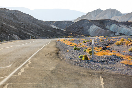 美国西部道路戈壁滩蜿蜒运输汽车广告背景图背景