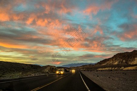汽车大灯光地貌山脉自然景观汽车广告背景图背景