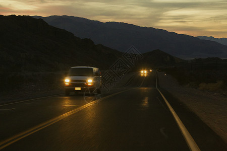 美国西部道路汽车道路夜景背景