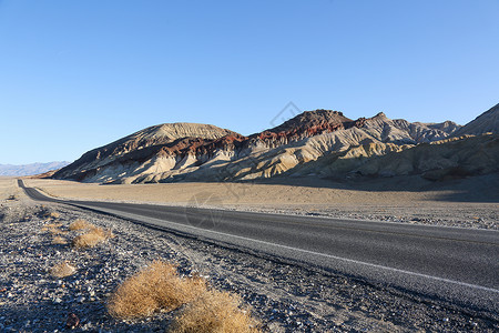 美国山脉高速公路偏远的非都市风光汽车广告背景图背景