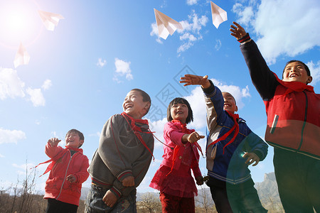 快乐自然生乡村小学生放纸飞机背景
