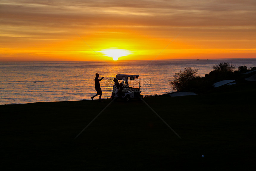 成年人剪影高尔夫球车日落图片