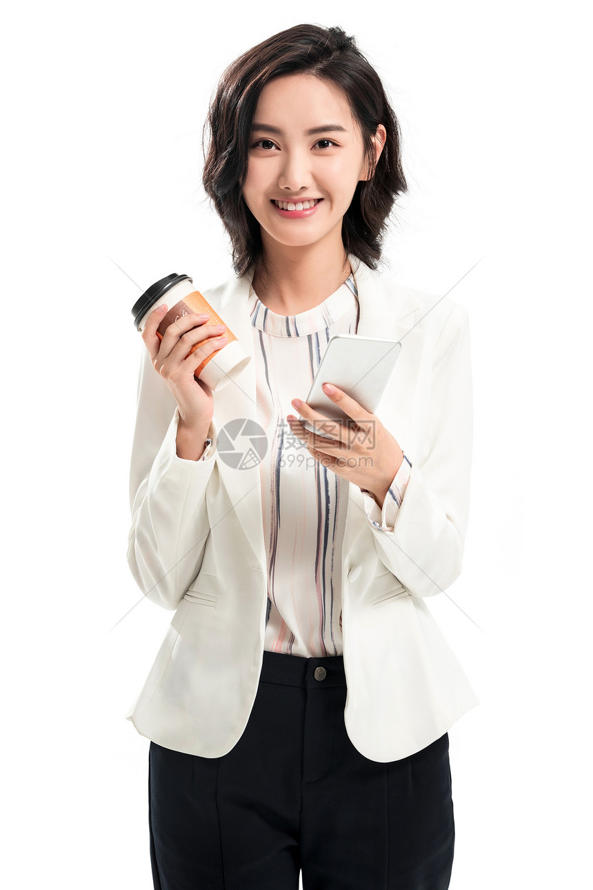自信拿着咖啡杯的年轻商务女士图片