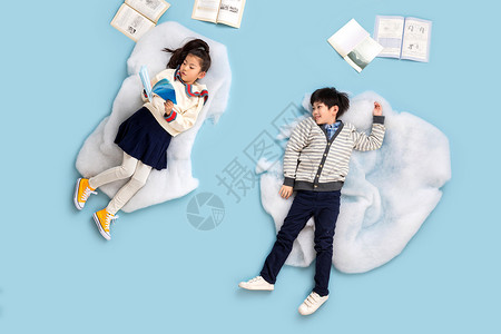 躺着看书的男孩快乐儿童躺在云彩上看书背景