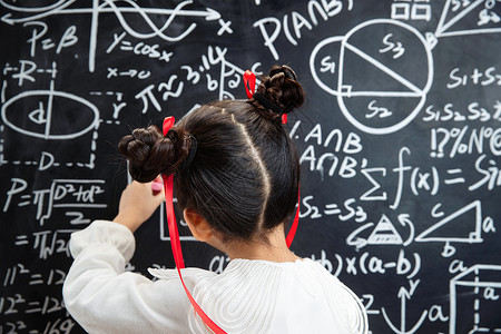 儿童数学哪吒造型的小女孩在黑板上做题背景