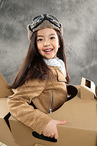 无忧无虑驾驶纸飞机的快乐儿童高清图片