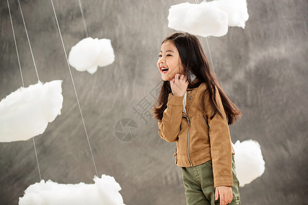 快乐小女孩在云朵间玩耍图片