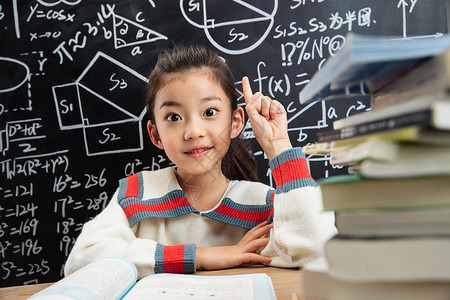 突发的灵感黑板前学习的小女孩突发灵感背景