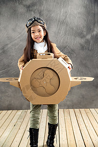 灰色纸飞机驾驶纸飞机的快乐女孩背景