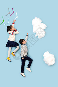 飞翔中的男孩向上看黑头发仅儿童快乐儿童模拟在天空飞翔背景