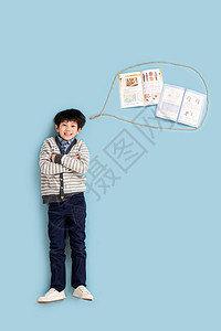 亚洲学龄儿童双臂交叉快乐小男孩想学习图片