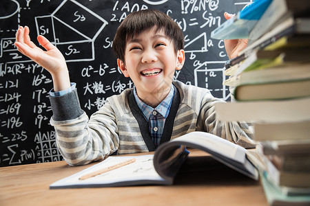 数学图形室内亚洲几何图形小男孩快乐学习背景