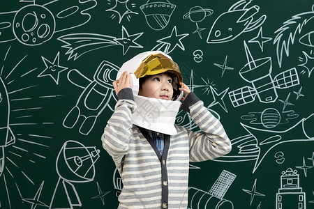幻想思考东方人插画不看镜头戴着航天员头盔的小男孩站在黑板前背景