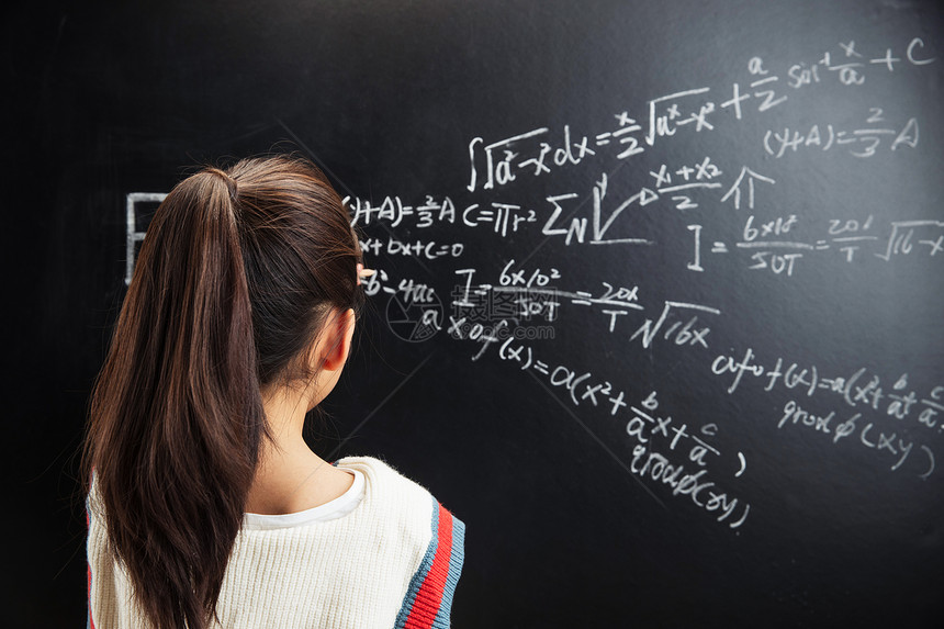 小女孩思考黑板上的数学题图片
