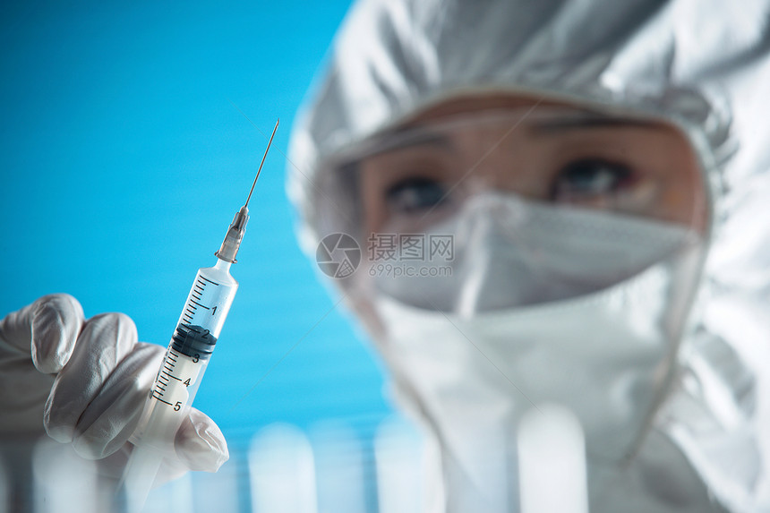 医护服医生保护拿着注射器的医务工作者图片