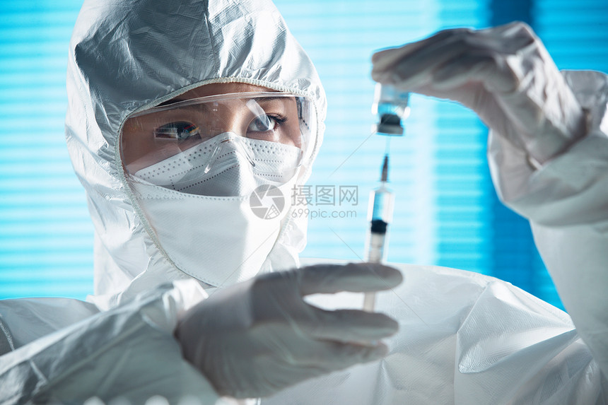 预防新型冠状防疫拿着注射器的医务工作者图片