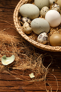 一筐蛋类和蛋壳高清图片