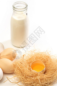 玻璃瓶牛奶和鸡蛋高清图片