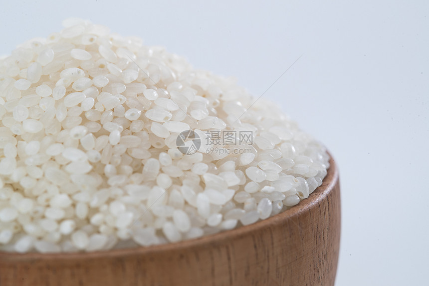 大米膳食纤维白背景下的一碗米图片