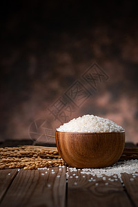 有机食品一碗大米和水稻图片