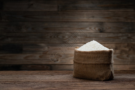 袋子洒大米桌面上的一麻袋大米背景