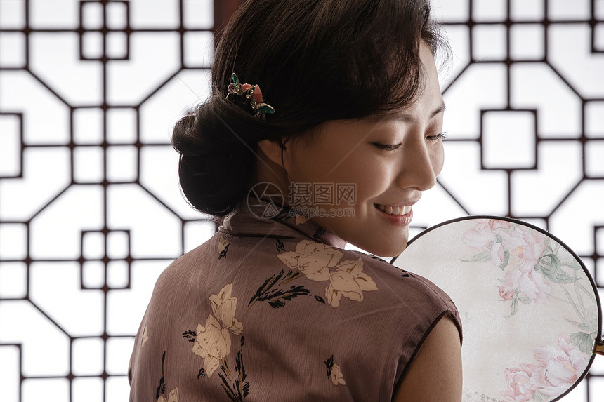 中式穿旗袍的东方女人和扇子图片