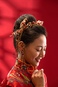 漂亮的中式新娘闭着眼睛偷笑高清图片
