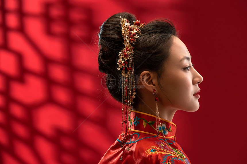 女人庆祝传统文化漂亮的中式新娘侧面图片