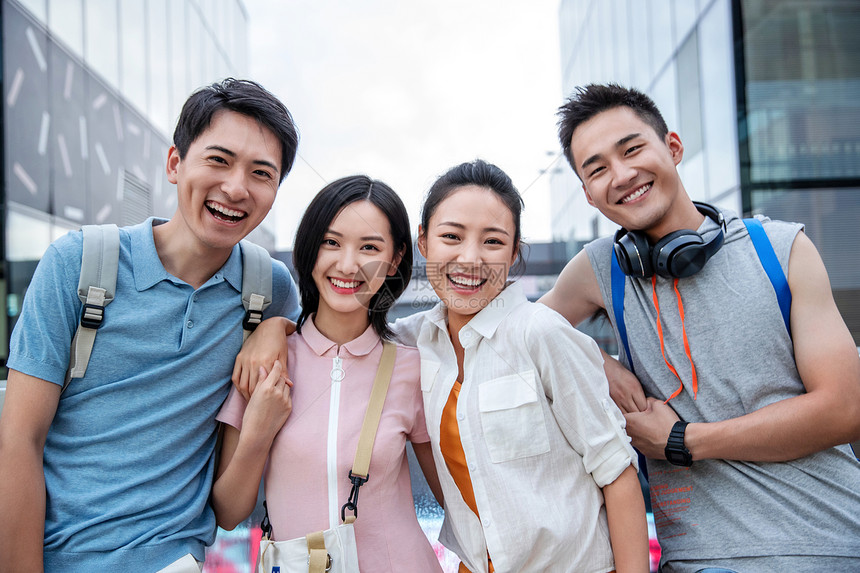 放松高兴的女朋友快乐的大学生在户外玩耍的肖像图片