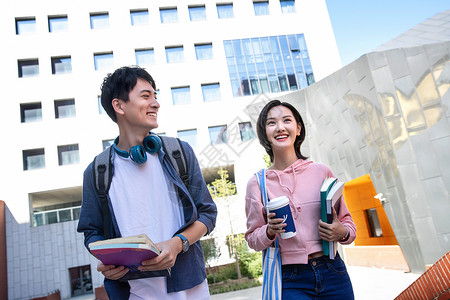 准备上课校园里准备去上课的大学生情侣背景