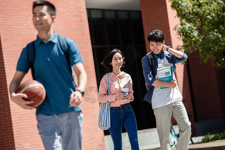 刚下课后的大学生步行在校园里高清图片