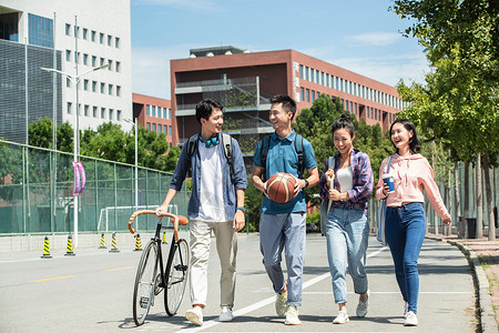 课余生活梦想享乐说话快乐的大学生在校园里步行背景
