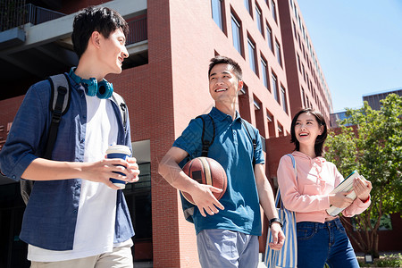 青年人下课后的大学生步行在校园里高清图片