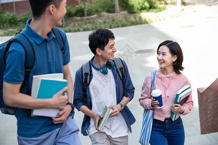 下课后的大学生在校园里步行高清图片