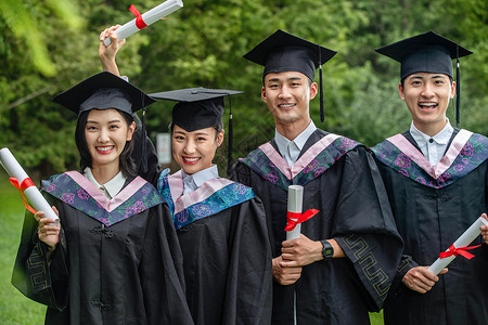 休闲活动户外穿着学士服的大学生们北京高清图片素材