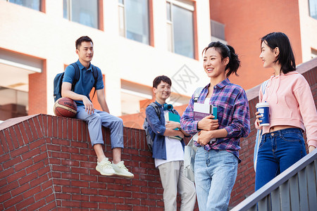 刚下课的青年大学生在校园里图片