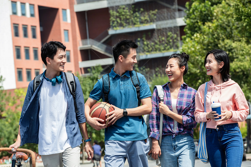 快乐的青年大学生在校园里步行图片