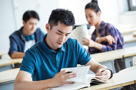 课桌大学生在教室内学习图片