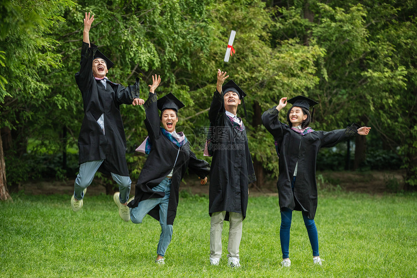 大学生穿着学士服庆祝毕业图片