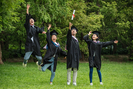大学生穿着学士服庆祝毕业树高清图片素材