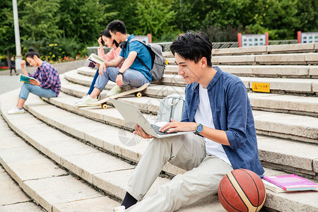 坐在台阶上学习的大学生高清图片