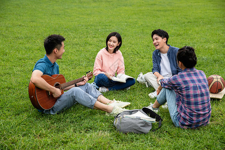 抱吉他两对大学生情侣在草地上约会背景